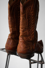 「SANCHO」ヴィンテージレザーカウボーイウエスタンブーツ キャラメルカラーの彫刻が施されたヴィンテージカウボーイウエスタンブーツ