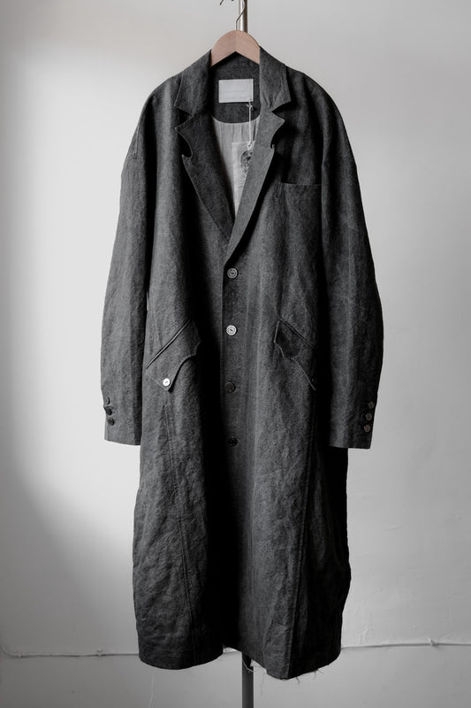 Toshrhiko Ikeda × professor e Ink Dyed Long Coat, a collaboration with Japanese artist Toshihiko Ikeda, is limited to ten pieces.
