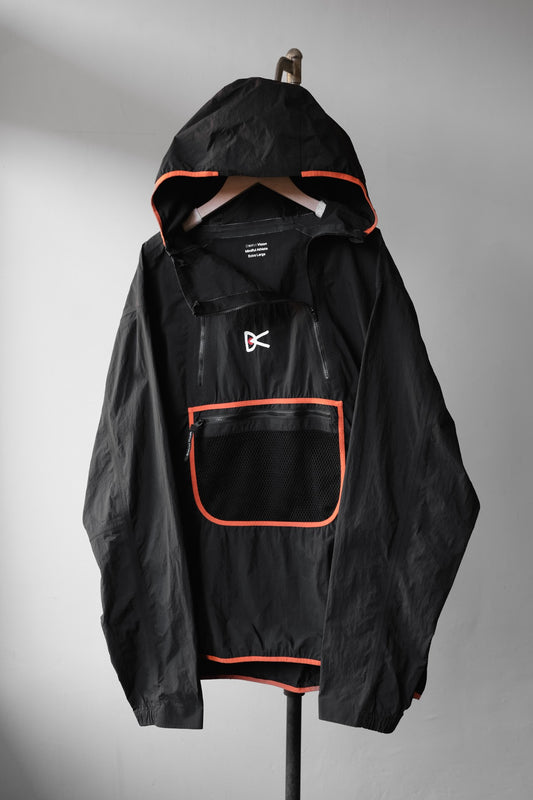 District Vision Vassa Access Shell, a high-performance sports brand in Los Angeles, USA, is a functional waterproof half-zip pocket shirt.