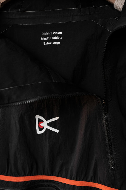 District Vision Vassa Access Shell, a high-performance sports brand in Los Angeles, USA, is a functional waterproof half-zip pocket shirt.