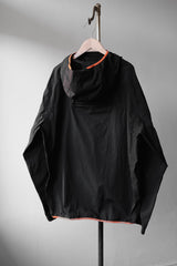 アメリカ・ロサンゼルス発の高性能スポーツブランド、District Vision Vassa Access Shellの機能的な防水ハーフジップポケットシャツです。