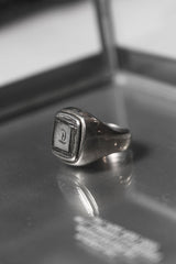 925スターリングシルバーのイニシャル刻印入りシグネットリング、イニシャルT刻印入りスクエアシグネットリング