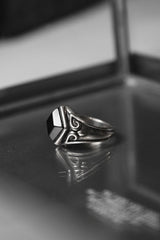 925スターリングシルバーのスクロールパターンリング、ブラックストーン付き。ブラックスクエアストーンのスクロールパターンリング。