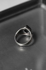 925スターリングシルバーのスクロールパターンリング、ブラックストーン付き。ブラックスクエアストーンのスクロールパターンリング。