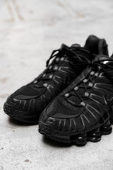 ナイキ ショックス TL トリプルブラック スプリングスニーカー
