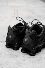 ナイキ ショックス TL トリプルブラック スプリングスニーカー