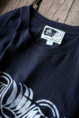 エンジニアードガーメンツ プリントポケットTシャツ ネイビー 日本のデザイナーブランド プリントポケットショートTシャツ アメリカ製