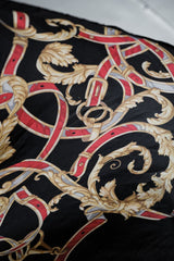 ヴィンテージ バロック プリント シルク スカーフ バロック プリント シルク スカーフ ブラック、ゴールド、レッド