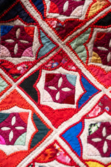 ヴィンテージハンドメイドインディゴテキスタイルキルト。アンティークキルトヴィンテージハンドメイド刺繍ブルー染め古代布はテーブルクロスや吊り布として使用できます。写真の背景