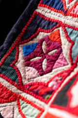 ヴィンテージハンドメイドインディゴテキスタイルキルト。アンティークキルトヴィンテージハンドメイド刺繍ブルー染め古代布はテーブルクロスや吊り布として使用できます。写真の背景