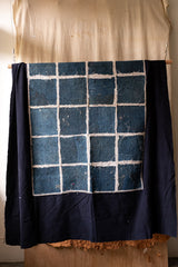 ヴィンテージハンドメイドインディゴテキスタイルキルト。アンティークキルトヴィンテージハンドメイド刺繍ブルー染め古代布はテーブルクロスや吊り布として使用できます。写真の背景