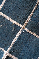 ヴィンテージハンドメイドインディゴテキスタイルキルト。アンティークキルトヴィンテージハンドメイド刺繍ブルー染め古代布はテーブルクロスや吊り布として使用できます。写真の背景