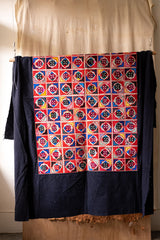 ヴィンテージハンドメイドインディゴテキスタイルキルト。アンティークキルトヴィンテージハンドメイド刺繍ブルー染め古代布はテーブルクロスや吊り布として使用できます。写真の背景