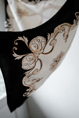 ヴィンテージ バロック プリント シルク スカーフ バロック プリント シルク スカーフ ブラック & ホワイト ゴールド