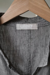 CONFECT nest Robe リネンヘアラインストライプスキッパーシャツ 日本のデザイナーブランド リネン細ストレートストライプ セーラーグローブ ヘッドシャツ