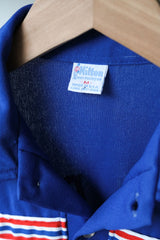 1970年代の「ヒルトン」ポリエステル ボウリング ポロシャツ (チェーン ステッチ & フロック プリント) フロントにチェーン ステッチ刺繍、バックにフロック プリントが施された 70 年代のビンテージ ボウリング ポロシャツ