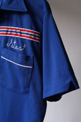 1970年代の「ヒルトン」ポリエステル ボウリング ポロシャツ (チェーン ステッチ & フロック プリント) フロントにチェーン ステッチ刺繍、バックにフロック プリントが施された 70 年代のビンテージ ボウリング ポロシャツ