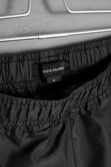 ENTIRE STUDIOS CMC トラウザーズ - スレートブラック ニュージーランドのデザイナーブランドの機能的なフレアトラウザーズ。防水ジッパー付き。