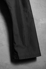 ENTIRE STUDIOS CMC トラウザーズ - スレートブラック ニュージーランドのデザイナーブランドの機能的なフレアトラウザーズ。防水ジッパー付き。