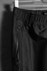 ENTIRE STUDIOS CMC トラウザーズ - スレートブラック ニュージーランドのデザイナーブランドの機能的なフレアトラウザーズ。防水ジッパー付き。