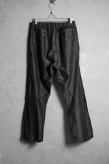 ENTIRE STUDIOS CMC トラウザーズ - スレートブラック ニュージーランドのデザイナーブランドの機能的なフレアトラウザーズ。防水ジッパー付き。