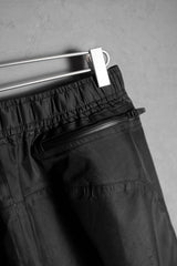 ENTIRE STUDIOS CMC トラウザーズ - スレートブラック ニュージーランドのデザイナーブランドの機能的なフレアトラウザーズ。防水ジッパー付き。