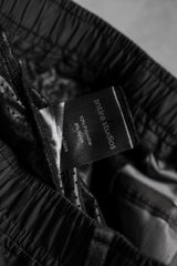 ENTIRE STUDIOS CMC トラウザーズ - スレートブラック ニュージーランドのデザイナーブランドの機能的なフレアトラウザーズ。防水ジッパー付き。