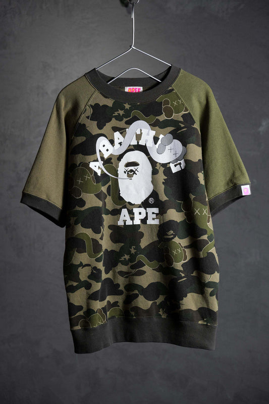 ア ベイシング エイプ BAPE x KAWS ベンディ 1st カモ ショート スウェットシャツ