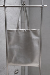 SSStein Silver Tote Bag: A silver oversized tote bag from a Japanese designer brand, suitable for shoulder carrying.