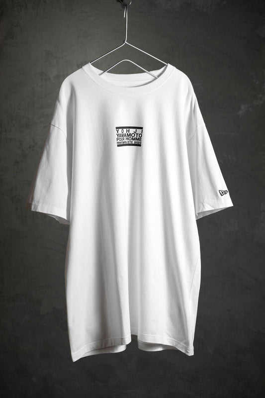 ヨウジヤマモト x ニューエラ ボックスロゴ レギュラーフィット Tシャツ