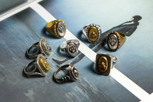 スターリングシルバー & 真鍮フライ リング フライが刻印されたスターリング シルバーと真鍮のリング