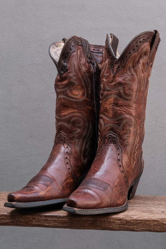 Ariat Genuine Brown Leather Cowboy Boots Snip Toe Brogue Western Boots 復古尖頭雕花藤蔓刺繡西部長靴