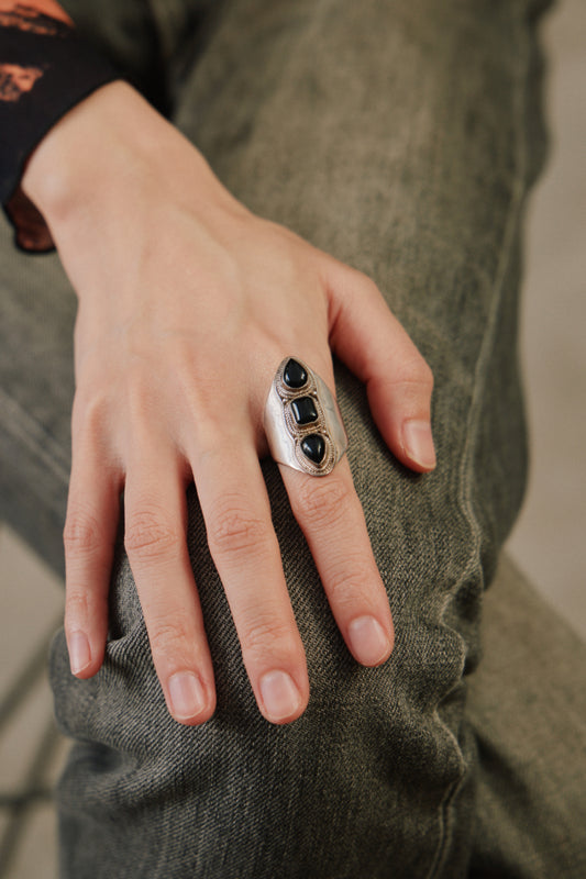 Vintage Bohemian Three-Stone Black Stone Sterling Silver 925 Ring 西南印地安黑石寬版水滴盾牌戒