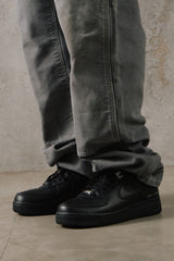 1017 ALYX 9SM x Nike Air Force 1 Low SP 'Triple Black'聯名款全黑荔枝紋皮革金屬飾片低筒球鞋