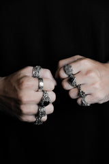 925スターリングシルバーのスクロールパターンリング、ブラックストーン付き。ブラックスクエアストーンのスクロールパターンリング。