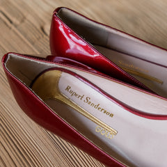 ルパート・サンダーソン ベッドファ レザーフラット - ゴールドレッド イギリスの靴デザイナーによるレッドとゴールドのカラーマッチングレザーフラット