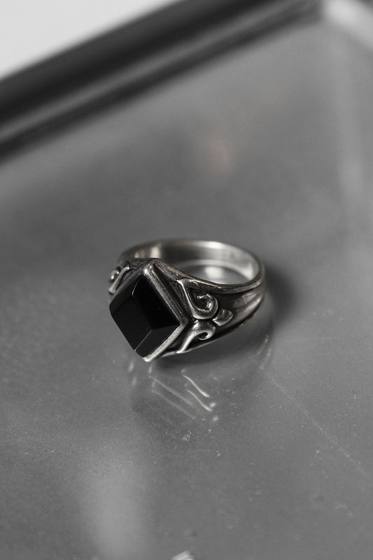 925 Sterling Scroll Pattern Ring with Black Stone 黑色方形石捲草雕花戒指