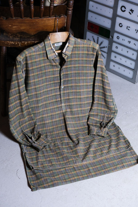 French 70's~80's Vintage Flannel Work Smock Shirt French vintage flannel plaid long work shirt (product is available at Hainan Studio)