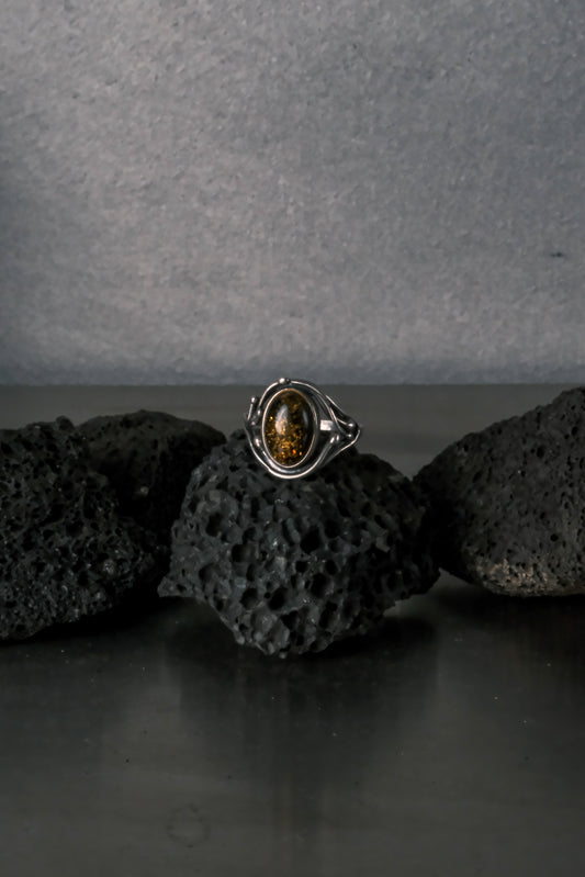 European Artisan Whiplash Scroll Sun Spangle Green Amber Ring 歐洲手工 鞭形捲紋純銀戒｜太陽花綠珀