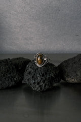European Artisan Whiplash Scroll Sun Spangle Green Amber Ring 歐洲手工 鞭形捲紋純銀戒｜太陽花綠珀