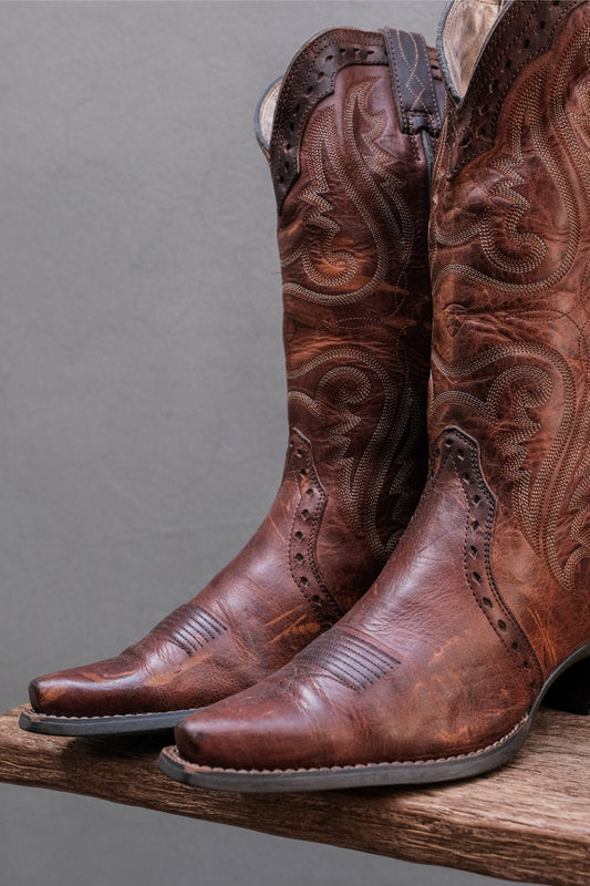 Ariat Genuine Brown Leather Cowboy Boots Snip Toe Brogue Western Boots 復古尖頭雕花藤蔓刺繡西部長靴