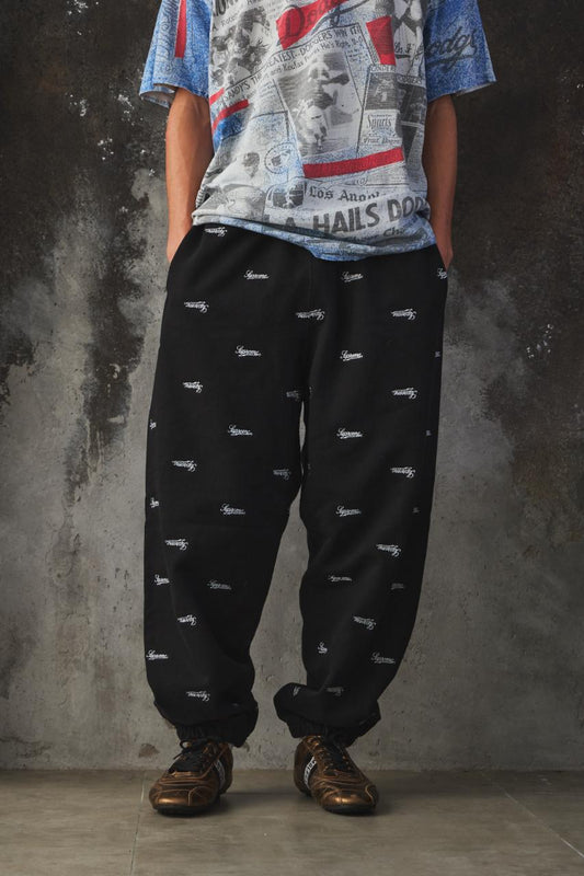 Supreme Repeat Script Sweatpant FW25 - Black 滿版草寫標誌刷毛運動長褲