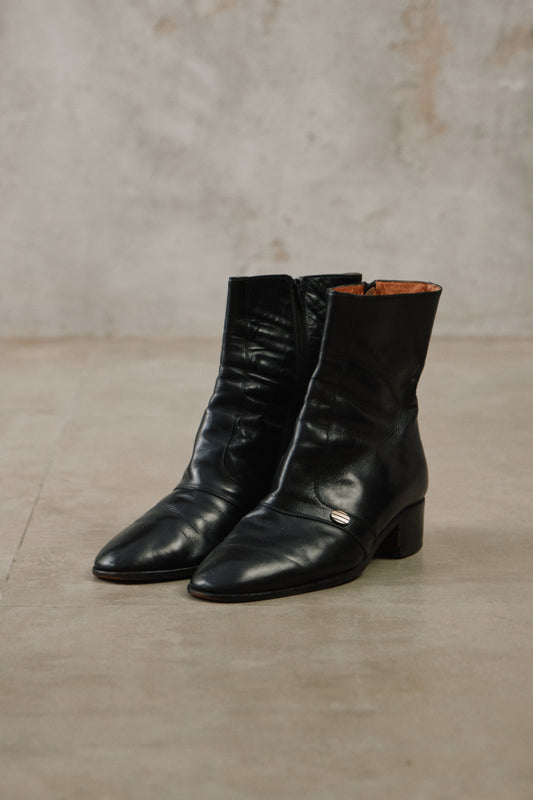 Vintage Black Leather Side-Zip Ankle Boots 黑色全皮革側拉鍊金屬圓扣高跟短靴