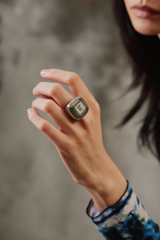 Vintage Cushion-Cut Plaid Border Sterling Silver "T" Signet Ring 復古哥德體字母"T"方形雙軌框寬版純銀印章戒