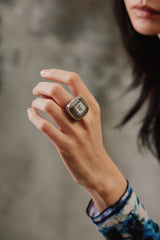 Vintage Cushion-Cut Plaid Border Sterling Silver "T" Signet Ring 復古哥德體字母"T"方形雙軌框寬版純銀印章戒