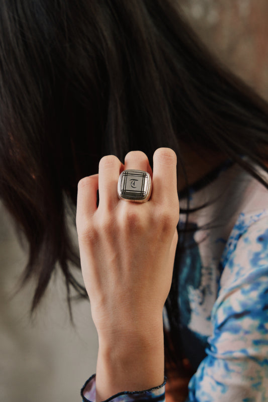 Vintage Cushion-Cut Plaid Border Sterling Silver "T" Signet Ring 復古哥德體字母"T"方形雙軌框寬版純銀印章戒