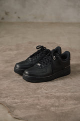 1017 ALYX 9SM x Nike Air Force 1 Low SP 'Triple Black'聯名款全黑荔枝紋皮革金屬飾片低筒球鞋